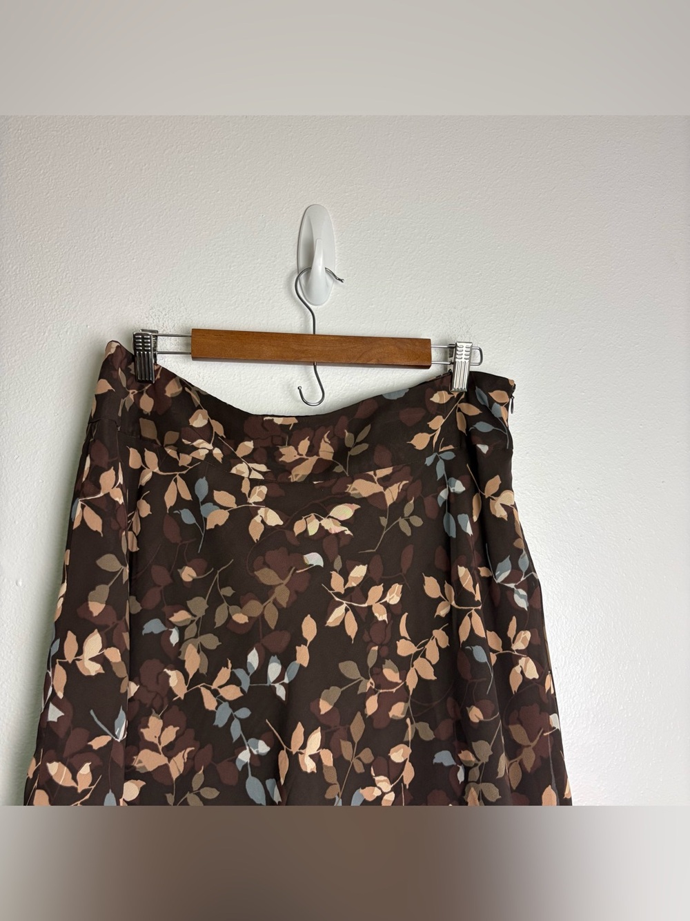 Daisy Fuentes Women's Dark Floral Midi Skirt Whimsi Flowy Black/Tan Size 12 - Picture 2 of 10